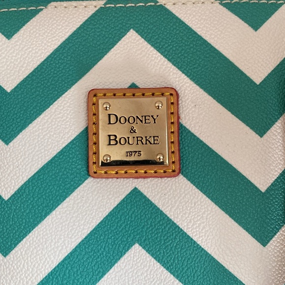 Dooney & Bourke Teal & White Chevron Large Tote, NWOT, Keychain, FC521 SE - Picture 3 of 13